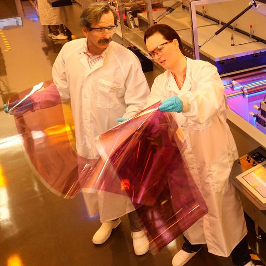 Bild 1: In der „Solarfabrik der Zukunft“ am HI ERN werden druckbare organische Solarmodule erforscht. (Bild:  EnCN/Kurt Fuchs)