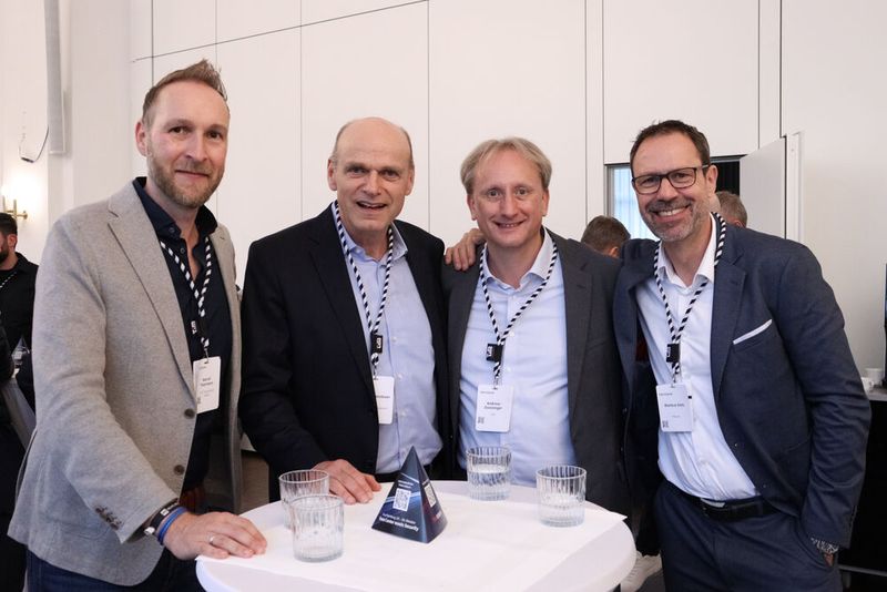 Zwischen den Vorträgen blieb Zeit für Gespräche, hier zwischen (v. l.) Marcel Thiermann (NTS), Gregor Hansbuer (DMP), Andreas Zweininger (SVA), Markus Götz (TIM). (Bild: TIM)