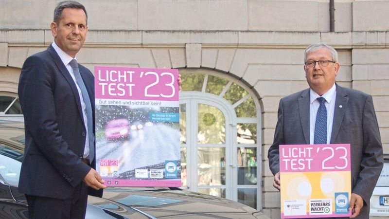 „Gut sehen und sichtbar sein!“ heißt das Motto des Licht-Tests 2023, für den in Hannover der niedersächsische Minister für Verkehr, Olaf Lies (l.) und Karl-Heinz Bley, Präsident und Landesinnungsmeister des Kfz-Gewerbes Niedersachsen-Bremen, warben.  (Bild: ProMotor/nds)