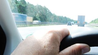 Ein vibrierendes Lenkrad nervt nicht nur den Fahrer, auch die Radaufhängung nimmt Schaden. (Holz)