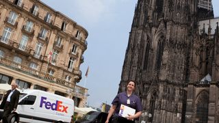 Ein Fedex-Kurierin am Roncalliplatz in Köln. Die Aktivitäten von Fedex in Deutschland sind inzwischen ein zentraler Bestandteil des Unternehmenserfolgs auf globaler Ebene. (Bild: Fedex)