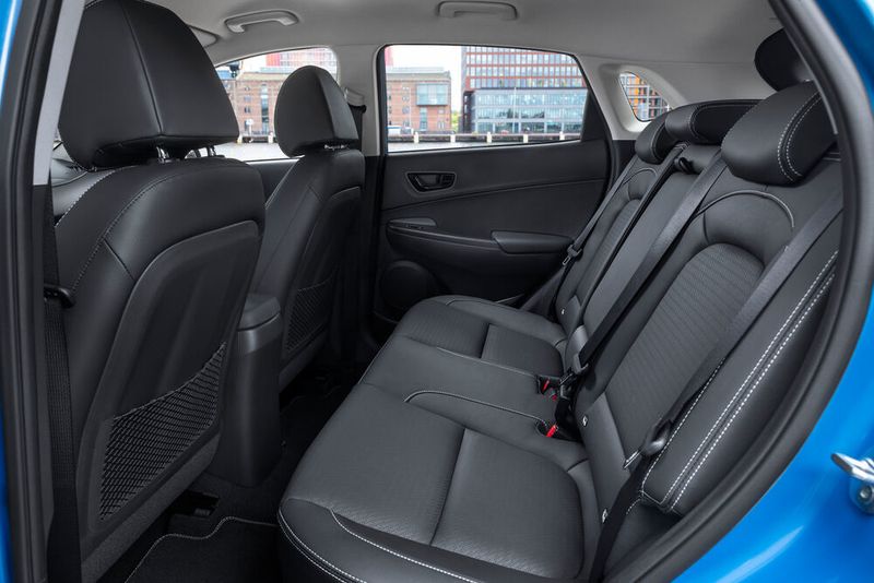 Auch hinten sitzt es sich im Kona bequem. (Hyundai)