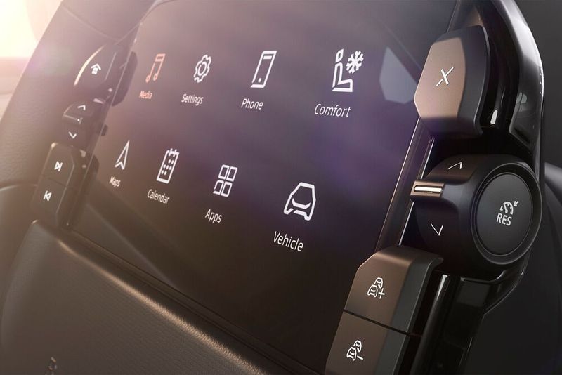 So richtig gut aufs Fahren konzentrieren kann man sich im M-Byte daher nicht. Auch der Touchscreen, der in der fest montierten Lenkradnabe untergebracht ist, verführt zum rumspielen. (Byton)