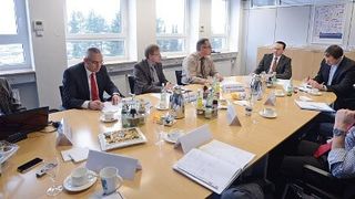 Dr. Lothar Groesch, Rainer Hoffmann und »AI«-Chefredakteur Claus-Peter Köth (v. li.) diskutieren mit fünf Experten über autonomes Fahren. (Foto: Johannes Untch)