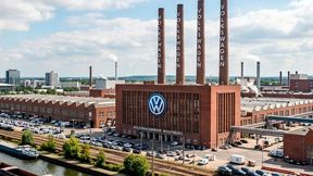 Die erste außerordentliche Betriebsversammlung bei VW in Wolfsburg hat heute stattgefunden. Der Konernchef Oliver Blume sprach über die prekäre Lage des Autobauers ... (Bild: KI-generiert)