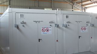 Das stählerne Brandschutzlager BLS 2960 ist 90 Minuten von innen und außen feuerbeständig gemäß EN 13501-2. (Bild: Protecto)