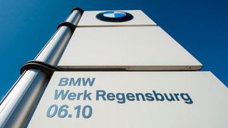 Es scheint äußerlich zwar die Sonne, aber im Innern des BMW-Werks in Regensburg stehen die Zeichen auf Sturm. Denn wegen des anhaltenden Halbleitermangels müssen jetzt Tausende von Mitarbeitern die Produktion des X1, X2 und des 1er vorerst ruhen lassen. (Bild: BMW)