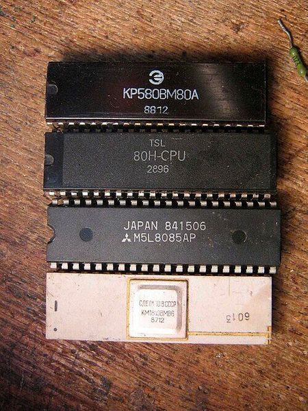 Russische Klone: Der Zilog Z80 fand auch im Ostblock in Form unlizensierter geklonter Varianten wie U880 oder 80H (im Bild, zweiter Prozessor von oben) weite Verbreitung (bei den anderen abgebildeten Chips handelt es sich m Ostblock Klone der Intel-Prozessoren 8080, 8085 und 8086). Weitere in Russland gefertigte Klone trugen Bezeichnungen wie T34WM1 oder KR1858WM1. (Bild:  AntonSor)