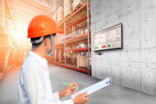 Die Mitarbeiter, die den direktesten Einfluss auf Prozesse im Lager oder Shopfloor haben, sollten konstant mit aktuellen Daten versorgt werden. Die Mitarbeiter, die den direktesten Einfluss auf Prozesse im Lager oder Shopfloor haben, sollten konstant mit aktuellen Daten versorgt werden.
