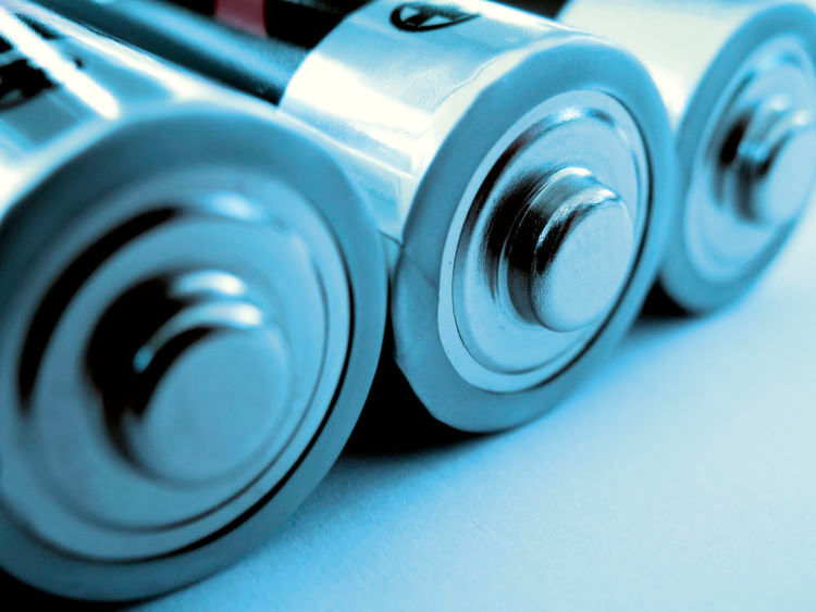 
 So findet man die richtige Batterietechnologie: 
Hinter dem Begriff Lithium-Ionen-Akkumulatoren verbergen sich verschiedenste Produkte, die je nach Hersteller, Bauart, Größe und Zusammensetzung unterschiedliche Eigenschaften besitzen. Um die richtige Batterietechnologie auszuwählen, erklärt der Artikel die wichtigsten Auswahlkriterien.
 (©Jenson - stock.adobe.com)