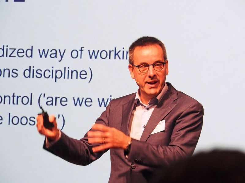 „Standardisierung hilft uns, sich auf die Dinge zu konzentrieren, die wir wirklich verbessern wollen. Dazu gehört die Sicherheit, aber auch die Optimierung von Prozessen“, Frank van den Bommen, Covestro. (Bild: Sabine Mühlenkamp)