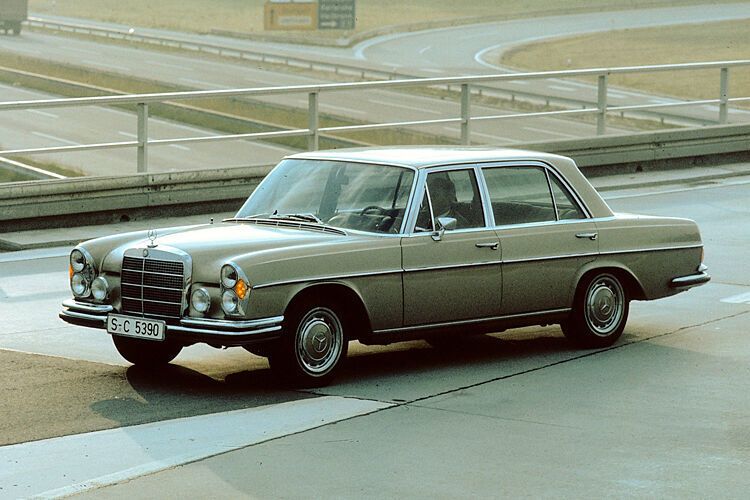 Exakt 6.526 Käufer leisteten sich den Traumtyp 6.3, für den Mercedes anfangs knapp 40.000 Mark berechnete. (Daimler)