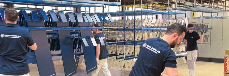 Pulver oder Spray: Auch im Lohnauftrag beschichtet der Blechverarbeiter Bauteile in seiner jüngst installierten, modernen Lackieranlage. (Bild:  SMM Konrad Mücke)