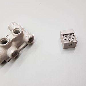 GKN produziert mit der Metal Jet Technologie von HP z.B. Kraftstoffventile Ventile für die  Landmaschinen von John Deere (links) und Spezialfilter für Schneider Electric (rechts) – alles in Serie.(Bild:  D.Quitter / VCG)