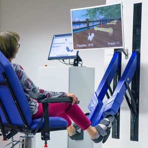 In Therapierobotern, ähnlich wie dem Gerät im Bild, hilft die Unterstützung bei der präzisen Bewegung einzelner oder mehrerer Gelenke bei der Mobilisation von Patienten.(Bild:  Schunk)