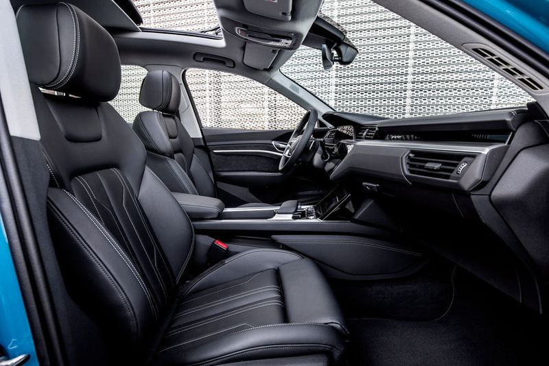 Materialien und Verarbeitung im Innenraum sind sehr hochwertig, das Vierspeichen-Lenkrad passt ebenso gut in den E-Tron wie der breite Wählhebel. (Audi)