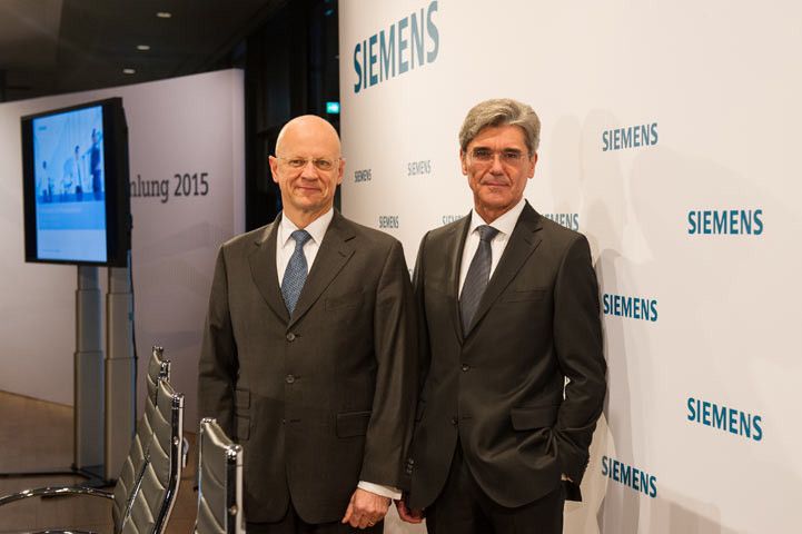 Pressekonferenz der Siemens AG für das erste Quartal 2015 in der Olympiahalle in München (von links nach rechts): Dr. Ralf P. Thomas, Mitglied des Vorstands der Siemens AG und Leitung Finance and Controlling und Joe Kaeser, Vorsitzender des Vorstands der Siemens AG (Bild: Siemens AG)