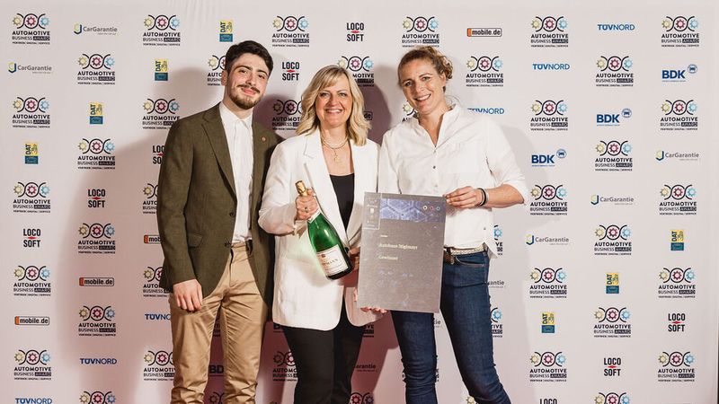 Das Autohaus Stiglmayr wurde als Gewinner des Automotive Business Awards 2025 für sein kreatives Marketing rund um die Eigenmarke und seine Nachwuchsarbeit ausgezeichnet. (Stefan Bausewein)