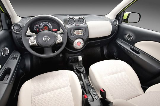 Auf den Vordersitzen ist der Nissan Micra sehr geräumig, hinten wird es enger. (Nissan)