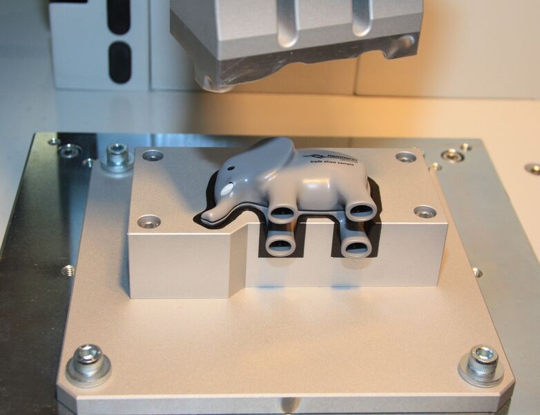 Die beiden Kunststoff-Hälften dieses Spielzeug-Elefants lassen sich – ohne Klebstoff – mittels Ultraschallenergie miteinander verbinden. (Schäfer)