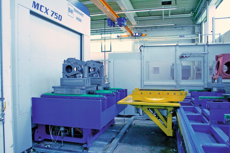 Bild 4: Das Palettentransportshuttle versorgt die Maschinen automatisch mit Bauteilen. (Bild: Burkhardt + Weber)