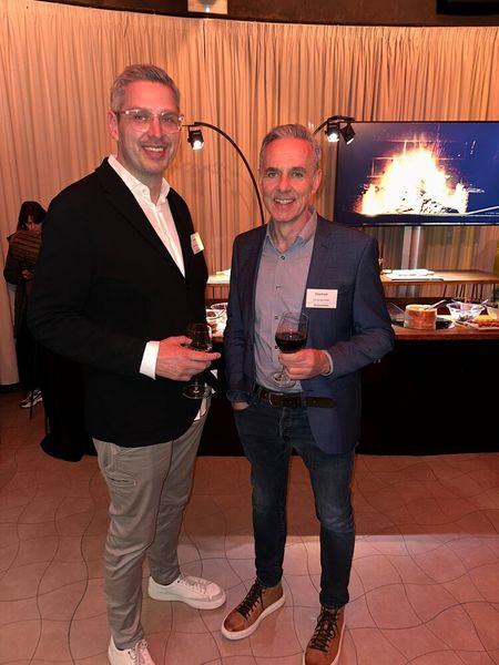 Sven Bent und Paul Koch (r., CDS) bleiben vorerst beim Rotwein und dem Kaminknistern im Hintergrund. (Bild: Vogel IT-Medien )