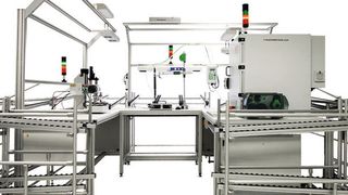 An diesem Arbeitsplatz montiert ein Mitarbeiter Steuergeräte und Panels von Lkw-Klimaanlagen und testet sie zu 100 %. (MCD Elektronik)