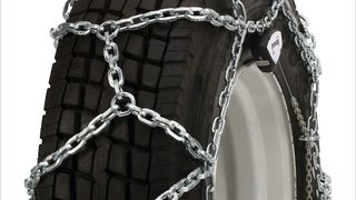 Eine neu entwickelte LX-Ratsche für Lkw und Busse erleichtert jetzt die Montage der Pewag-Schneeketten. (Bild: Pewag)