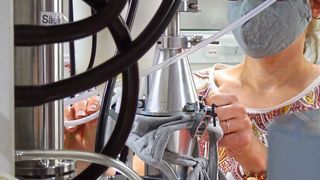 Eine Textilmaske wird auf ihre Abscheideeigenschaften hin überprüft. (Bild: Frank Drewnick)