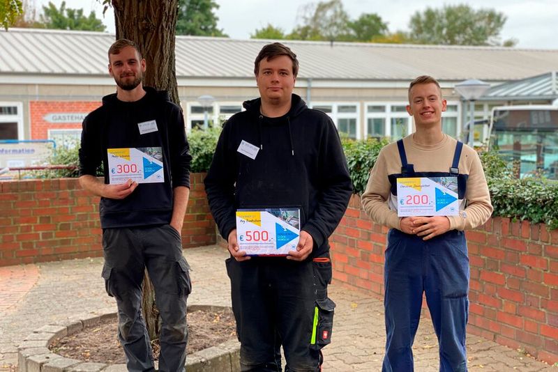Die Sieger des Leistungswettbewerbs in Schleswig Holstein: (v. li.) Phillip Schramm, Nord-Ostsee-Automobile, Eckernförde, Kay Friedrichsen, Autocentrum Lass GmbH & Co. KG, Husum, und Christian Baumgärtner, Brinkmann GmbH, Geesthacht. (Bild: Kfz-Schleswig-Holstein)