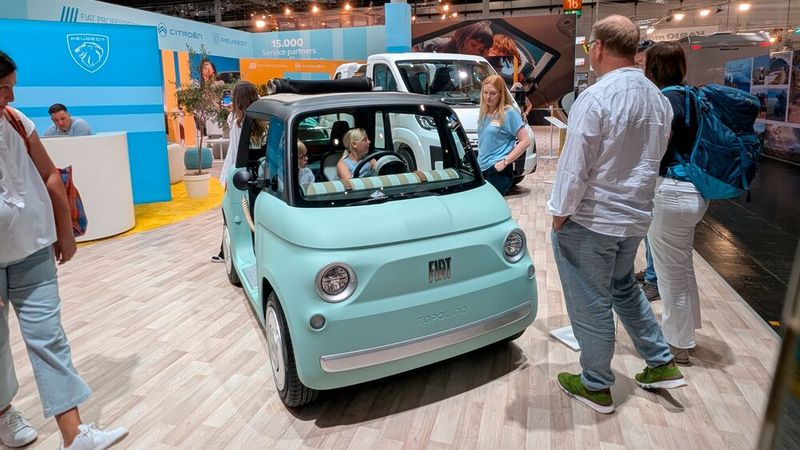 Auf dem Stellantis-Stand sorgte kein Reisemobil, sondern ein Kleinstwagen für die größte Aufmerksamkeit. Er dürfte ins Heck von einigen ausgestellten Luxuslinern passen. (Bild: Mauritz – VCG)