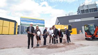 Spatenstich für zwei neue Innovationsfabriken bei Kaeser Kompressoren (von links im Bild): Bernhard Brand (Leitung Produktionszentrum Schrauben), Dr. Birgit Weber (zweite Bürgermeisterin von Coburg), Thomas Kaeser, Tina-Maria Vlantoussi-Kaeser, Oberbürgermeister Norbert Tessmer, Dirk Eichhorn-Mödel (Bauwesen Firma Kaeser), Friedrich Herdan (Präsident der Industrie- und Handelskammer zu Coburg). (Bild: Kaeser Kompressoren)