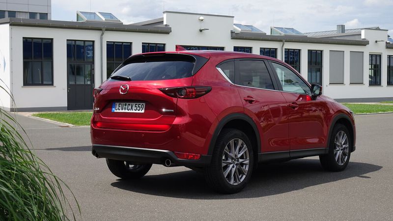 Auch im Modelljahr 2021 ist der von uns getestete Mazda CX-5 eine gefällige Erscheinung. (Bild: Schreiner/»kfz-betrieb«)