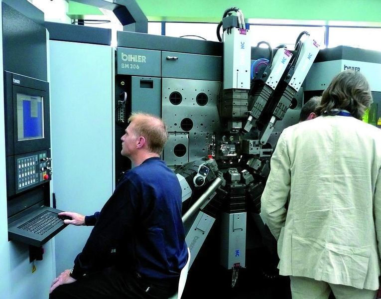 Das Biflex Laserschneid-Umformsystem war ein Baustein unter den Hausmesse-Neuheiten. Die Maschine gilt laut Bihler-Experten als perfekte Symbiose aus CNC-Laserschneideinheit und NC-Umformsytem. Sie lässt sich mit unterschiedlichen Trumpf-Lasern ausstatten. Bilder: Kuhn (Archiv: Vogel Business Media)