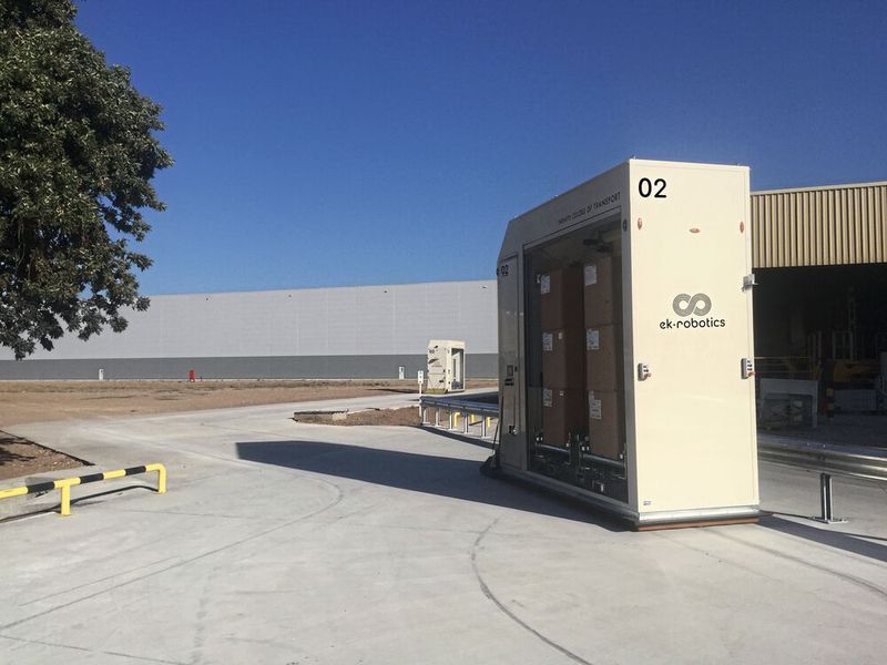 Driverless transport systems create efficient material flows and seamlessly link production and storage halls - even across the exterior. (Image:EK Robotics)
