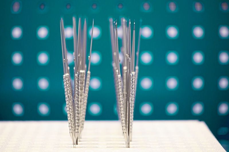 Auf der s191 entstehen aus hochlegierten Edelstahlstangen Pinzetten, Scheren und Nadelhalter, die TMS dann zu komplexen Mikrofeder-, Mikrobayonett- und Rohrschaft-Instrumenten vereint.  (Bild: Starrag/Ralf Baumgarten)