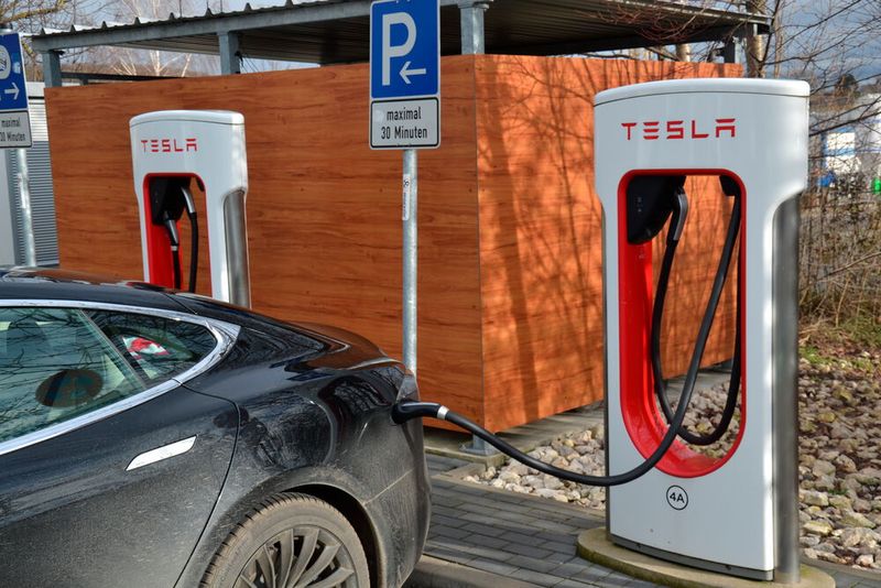 … inklusive Fachsimpeln mit einem netten Tesla-Fahrer … (Bild: Michel/»kfz-betrieb«)