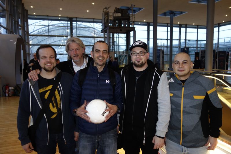 Die Jungs wollen  draussen Fussball kicken! (v. l.) Martin Pajenkamp, technikPR, Marc Riemen, Rieberg, Michael Schmid, Cherry, Holger Dassler, technikPR, und Yannick Friedsam, Corsair. (Bild: IT-BUSINESS)