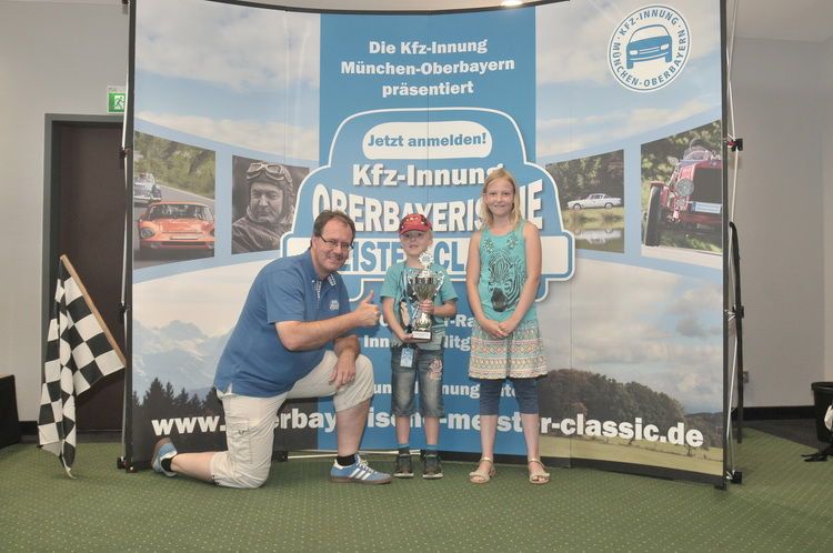 Kleiner Mann ganz groß: Innungsgeschäftsführer Andreas Brachem (li.) vergibt den Preis für die jüngsten Beifahrer.  (Bild: Zietz)