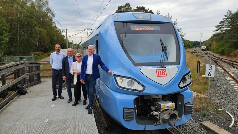 Vertreter von CAF, VRR und NWL nach dem erfolgreichen Abschluss des Reichenweitentests des Kurztyps CAF-Civity-BEMU im Siemens Prüf- und Validation Center.(Bild:  CAF)
