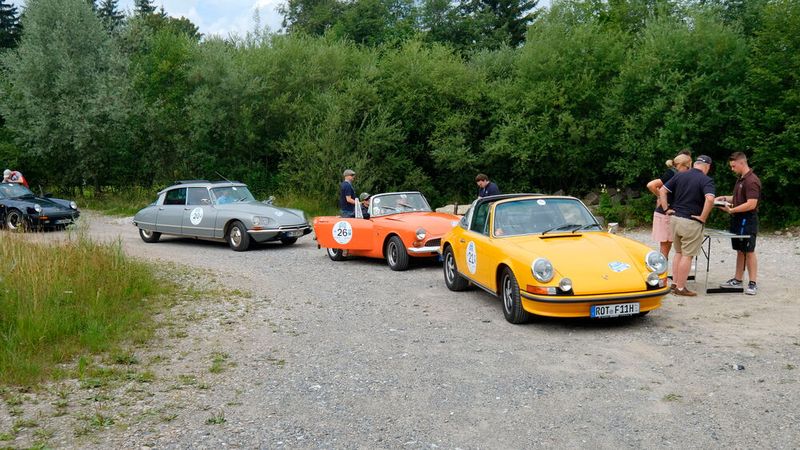 Konzentration bitte: Jetzt geht es zur Sonderprüfung. Vorneweg ein orangefarbiger 911 Targa 2.4 von 1973. (Bild: Zietz - VCG)