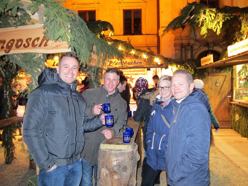 Ein Kinderpunsch geht immer (v. l.): Sebastian Patzel und Bernd Sambeth, Toshiba, und Karin Pritscher mit Peter Salomon, ALSO (Bild: IT-BUSINESS)