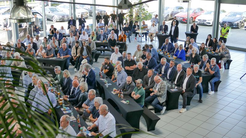 Der Einladung zum Wahlkampfauftakt im Autohaus Peter waren viele Gäste gefolgt.  (Bild: Doreen Depping )