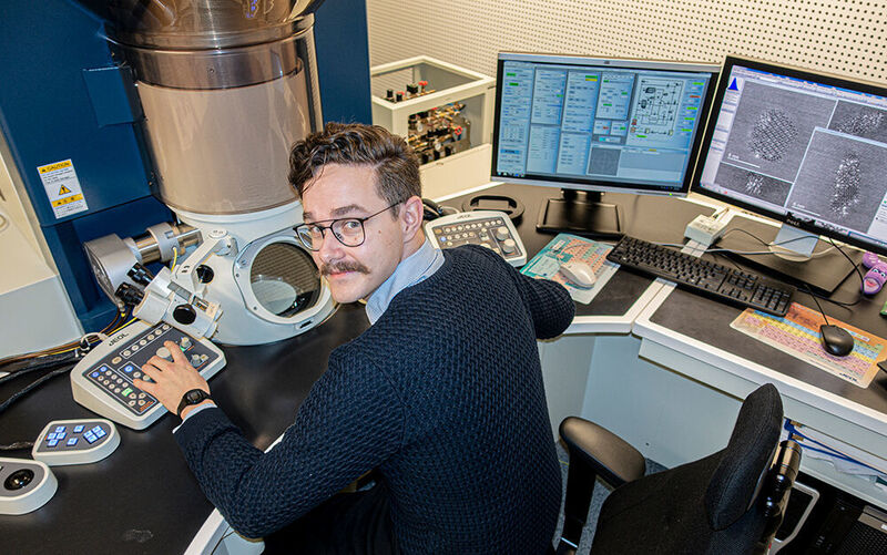 Christiansen experiments with aluminium crashes at the nano level. He uses NTNU’s transmission electron microscope in his work.  (Sølvi W. Normannsen )