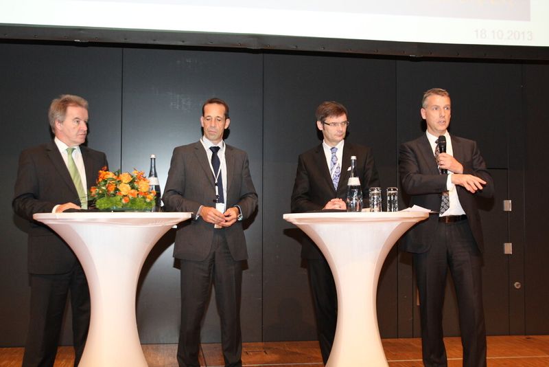 Eine der Diskussionsrunden im Forum Energie: (v.l.n.r.) Franz Untersteller, Minister für Umwelt, Klima und Energiewirtschaft im Land Baden-Württemberg; Moderator Thorsten Herdan, Geschäftsführer und energiepolitischer Sprecher im VDMA; Dr. René Umlauft, Sprecher des Vorstandes bei MAN Diesel & Turbo; Andreas Nauen, Vorstandsvorsitzender Repower Systems (Bild: Jablonski)
