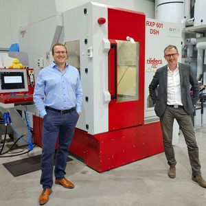 Besitzerstolz: Die beiden Geschäftsführer Dr.-Ing. Benjamin Bulla (li.) und Dr.-Ing. Olaf Dambon. (Bild:  Klaus Vollrath)