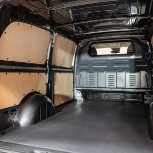 Serienmäßig verwendet Mercedes einen Metallboden, alternativ gibt’s einen leichten Kunststoff- oder einen hochwertigen Holzbelag.(Bild:  Mercedes)