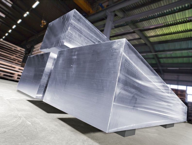 Rohlinge für kubische Bauteile sägt thyssenkrupp Materials Schweiz aus geschmiedeten Edelstahlblöcken.   (thyssenkrupp Materials Schweiz AG)