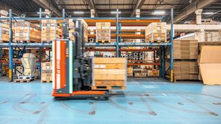 Turcks sensorbasierte Gesamtlösung sichert einen reibungslosen Betrieb der FTS rund um die Uhr. (Bild: Turck)