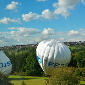 Zur Feier des Tages lässt Festo seine zwei Werbe-Heißluftballone steigen.